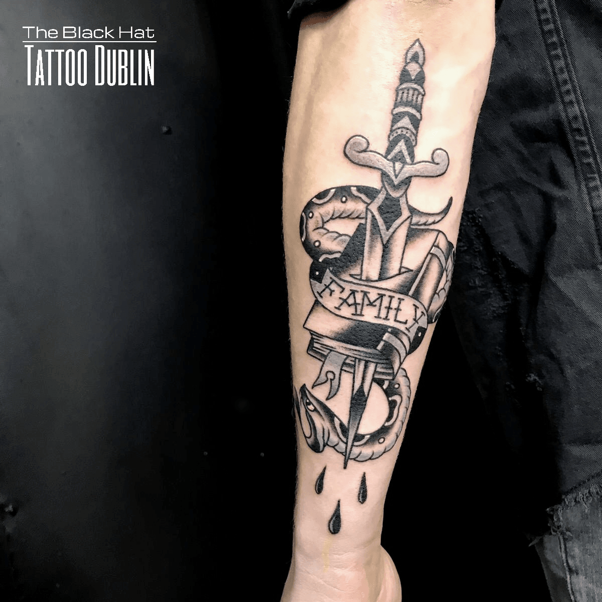 Top more than 60 traditional black dagger tattoo best - in.cdgdbentre