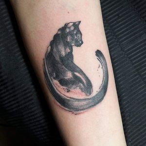 #cat #uroboro #inkedmuscles #tattooandfitness #bodyandsoul #italiantattoer #tatuaggipadova #tatuaggi #piccolini #walkintattoo#walkinday 