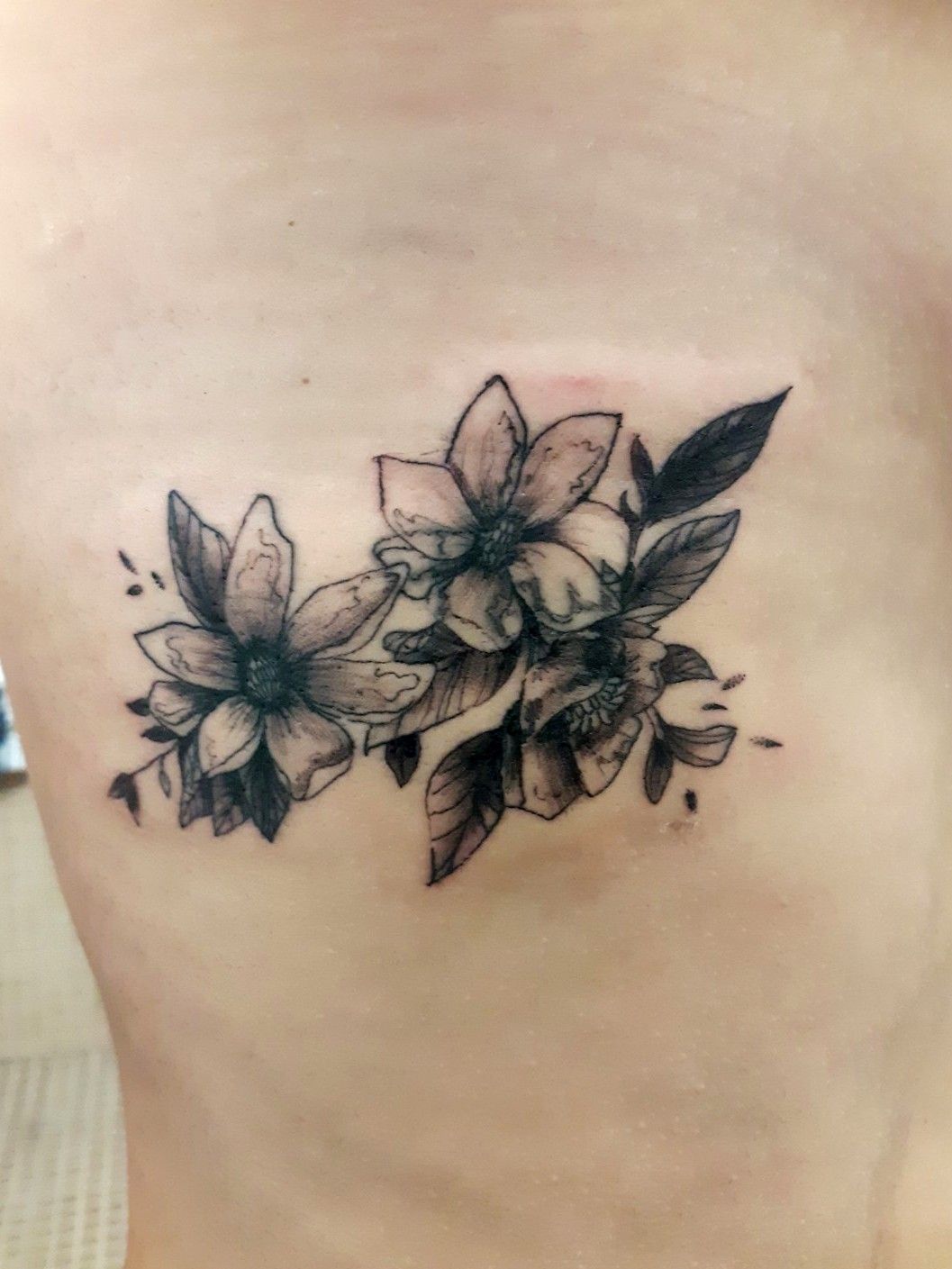 Polynesian And Grey Hibiscus Flower Tattoos On Waist Tattoos  Imágenes  españoles