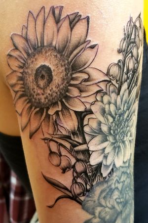 #sunflowers #shannonbrowntattoos #shannonbrownart #LocalColorInk 