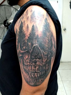Una buena calaverita!...#tats #tattoo #tatuaje #tattoolife  #tattuaggio #tattooed #skull #calavera #teeths #dientes #realistic #pinos #bosque #woods #halfsleeve #dark #ink #tinta