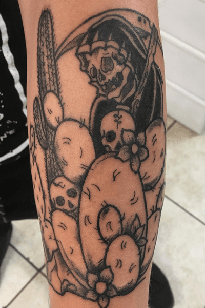 Started working on a new project on Austin since I filled his other arm with color we decided to do this sleeve with all black / grey bold tats. So here’s the start death by Cacti Done using SolidInk grey wash set #solidink #meekBtattoos #sandiego #california #trad #traditional #traditionaltattoo #death #reaper #cactus #cacti #dessert #guyswithtattoos #BoldTattoos #life #hivecaps #fkirons #neotraditional #neotraditionaltattoo