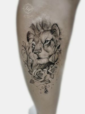 Leão exclusivo criado por Li Pessutto#liontattoo #tatuagemfeminina #tatuagemleao #tattoodelicada #delicada #whipshaded #whipshading 