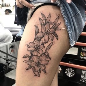 Lily floral thigh tattoo #dotwork #dotworktattoo #linework #lineworktattoo #blackandgreytattoo #floraltattoo #flowertattoos #floraltattoos #thightattoo #firsttattoo #lilytattoo 
