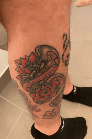 Almost healed piece part of the leg sleeve i created #legsleeve #snaketattoo #irezumi #peonytattoo #lotustattoo #harrzink #colourtattoo #eternalink #japanesetattoo 