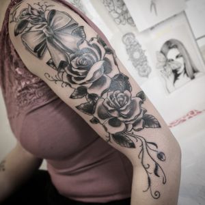 #roses #armtattoo #blackandgrey #inkedmuscles #tattooandfitness #bodyandsoul #italiantattoer #tatuaggipadova #tatuaggi #padova