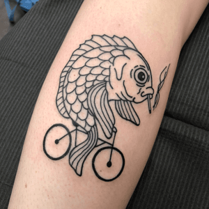 “A woman needs a man like a fish needs a bicycle” #classictattoos #linework #fish #bicycle #girlswithtattoos 