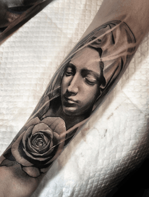 Virgin mary. #healedtattoo #koreatattoo #tattoodo #blackandgrey #rose