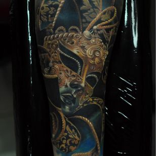 Tatuaje de Yuriy Tretyakov #YuriyTretyakov #venetianmask #venetianmasktattoo #mardigras #carnival #brazil #neworleans #italy # 2019 #masktattoo #mask #Color