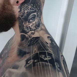 Tatuaje de Tom Farrow #TomFarrow #venetianmask #venetianmasktattoo #mardigras #carnival #brazil #neworleans #italy # 2019 #masktattoo #mask #blackandgrey
