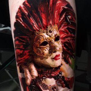 Tatuaje de Kevin Giangualano #KevinGiangualano #venetianmask #venetianmasktattoo #mardigras #carnival #brazil #neworleans #italy # 2019 #masktattoo #mask #color