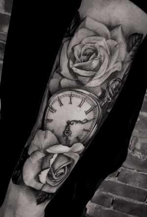 Pocket watch ➕ roses. 