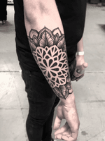 Super sick weekend at @tattooteaparty with @laurenshawtattoo Totally forgot to get a picture of the piece done on Saturday but here is Sundays forearm for you! Thanks to anyone who came to say hi and it was so good to actually meet so many Instagram people 👊🏼 see you at the next one! Dotwork geometric linework blackwork mandala