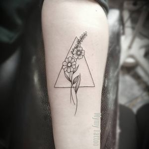 #flower #flowertattoo #flowers #tattoo #tattoos #inked #triangle #bouquet #bouquettattoo #Amsterdam #finelinetattoo #fineline 