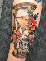 #hourglass for my friend Natalie. #traditional #traditionaltattoo #neotraditional #neotraditionaltattoos #flower #skull 