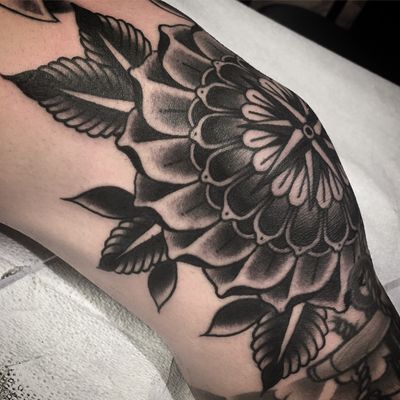 Knee florist #flowertattoo #compass #mandala 