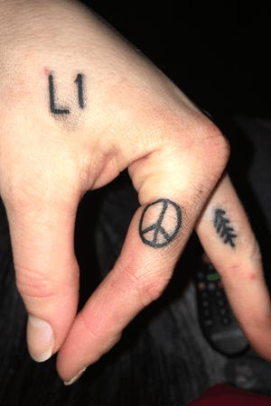 got some of my stick and poke tattoos gone over today for fun! #stickandpoke #peace #peacesign #PeaceSignTattoo #tree #linework #blackwork #blackworktattoo #BlackworkTattoos #freshink #fresh #lefthand #fingertattoo #fingertattoos #L #1 #L1 #playstation #Controller 