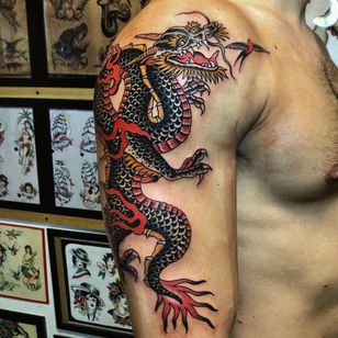 Tatuaje de Joe Tartarotti #JoeTartarotti #tatuaje tradicional #tradicional #color #Italia #tatuador italiano #dragón
