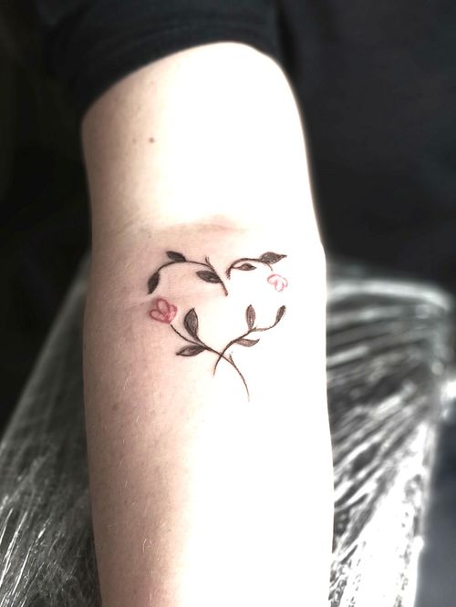 Tattoo oberarm frau blumenranke