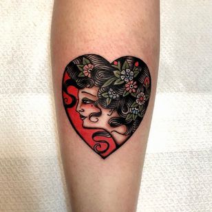 Tatuaje de Joe Tartarotti #JoeTartarotti #tatuaje tradicional #tradicional #color #Italia #tatuador italiano #ladyhead #lady #heart #flower #flower