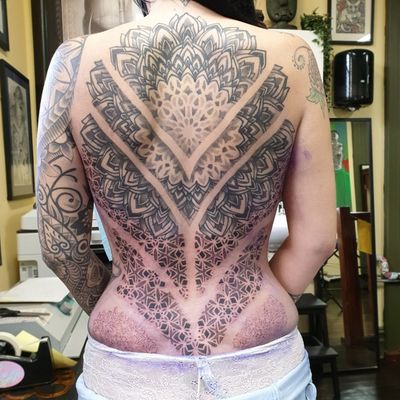 Some progress on a back Swirlywanxsinatra@gmail.com #tattoo #blackandgrey #mandala #dotwork #lanternandsparrow #brisbane #brisbanetattoo #blackworktattoo #blackwork #geometrictattoo #geometric #sydneytattoo #sydney #australiantattoo #ritalinpower #brisbaneartist #btattooing #brisbanetattooartist #sydneytattooartist 