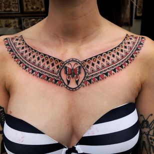 Tatuaje de Joe Tartarotti #JoeTartarotti #tatuaje tradicional #tradicional #color #Italia #tatuador italiano #collar #patrones #arte popular #mariposa