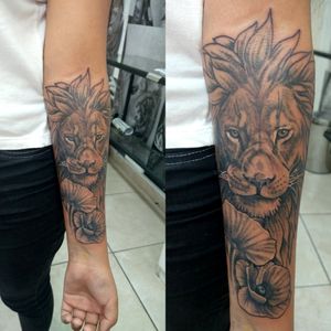 Trabajo realizado en buenavida tattoo ...#leon #lion #flowers #flower #flor #amapola #dotafterdot #dotandline #lineaypunto #puntos #puntillismo #blackwork #blackandgrey #tattoo #tattoolife #tattuaggio #tattooed  #tats #tattoos #gracias #cba