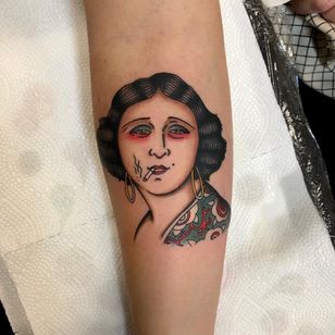 Tatuaje de Joe Tartarotti #JoeTartarotti #tatuaje tradicional #tradicional #color #Italia #tatuador italiano #retrato #ladyhead