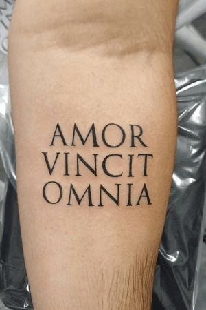 Mu first tattoo. I love this quote! Love conquers all! #latin #latinquote #firsttattoo #quote 