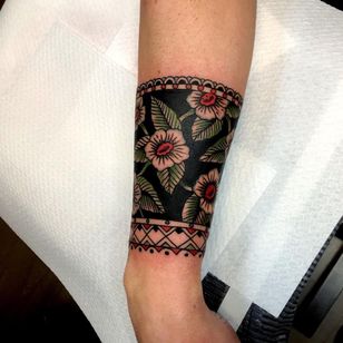 Tatuaje de Joe Tartarotti #JoeTartarotti #tradicionaltatuaje #tradicional #color #Italia #tatuador italiano #flor #flor #pulsera