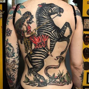 Tatuaje de Joe Tartarotti #JoeTartarotti #tatuaje tradicional #tradicional #color #Italia #tatuador italiano #mujer #cebra #cobra #serpiente #cactus #espalda