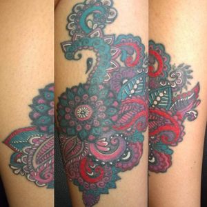 Mehndi mándala leg tattoo color 