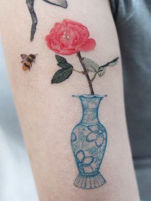 Tattoo by Jangbarim #Jangbarim #besttattoos #favoritetattoos #uniquetattoos #specialtattoos #tattoosformen #tattoosforwomen #vase #pottedplant #rose #peony #flower #floral #bee