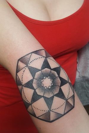 Little geometric ditch work yo build the wifeys sleave of of this next week! #geometrictattoo #lineworktattoo 