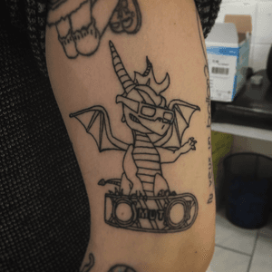 J’ai eu le privilège de piquer un projet important ! Merci @constancemyumyu 😁 #spyro #spyrothedragon #spyroreignitedtrilogy #spyro3 #spyrotattoo #backtothefuture #backtothefuture2 #tinytattoo #cutetattoos #kawaiitattoo #tattoo #tattooflash #tattoosketch #tattooidea #tattooapprentice #tattooapprenticeship #inkedgirls #inked #inkedgirl #ipadproart #drawing #draw #mydrawing #mesdessins #dessindujour #lineworktattoo #micron #sketchbook #paristattoo #tattoofrance
