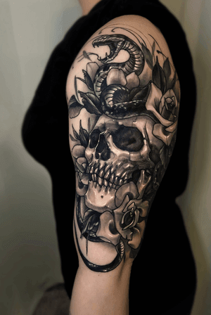 #snake #skull #rose #koreatattoo #tattoodo #radtattoos #healedtattoo #whiteink