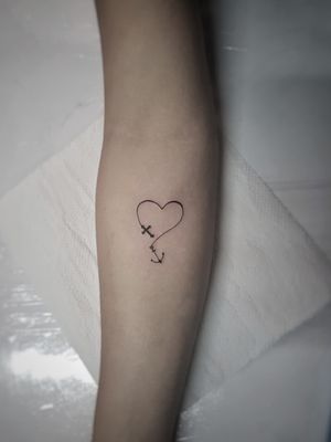 Coração da @leidiane6943! 😍✍️❤️Faça já seu orçamento! (62) 9 9326.8279#tattoo #ink #blackwork #tattoolife #Tatuadouro #love #inkedgirls #Tatouage #eletricink #igtattoo #fineline #draw #tattooing #tattoo2me #tattooart #instatattoo #tatuajes #blackink #floral #traçofino #heart #herattattoo #jobstopper #tatuagemdelicada #tatuagemfeminina #womantattoo 
