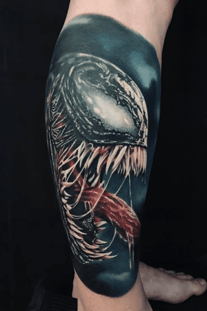 Venom!!  Done by Louis Vicedo Dones      Atelier 22 tattoo , sponsored by Shadink tattoo ink.        #venom #MarvelTattoo #marvel #color #colorful #realism #legtattoo 