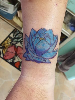 Colour needs a bit more saturation but had other plans today. Until next time... can't believe how good my new machine is#colourtattoo #colourlotus #lotusflower #lotustattoo #lotus #sacredchaosink #bluelotus #dragonhawk #dragonhawkmastpen #dragonhawkmastS2pen #startofsleeve 