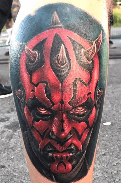 Darth maul, done by Louis Vicedo Dones Atelier 22 tattoo #tattooart #DarthMaul #darthmaultattoo #colortattoo #louisvicedodones #legtattoo #starwarstattoo 