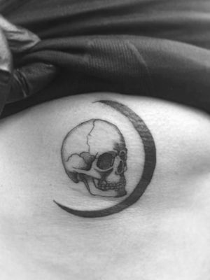 Skull in moonFollow me in Instagram @Rz_tattoo #skulltattoo #moontattoo #moondark #blackworktattoo #girltattooartist #roxxaiin