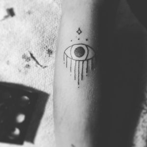 Dot by dot 👁️🌿 #handpoked #blackaddicts #dotworktattoos #dotwork #sticknpoke #machinefree #blackworktattoo Feel free to contact me🌻