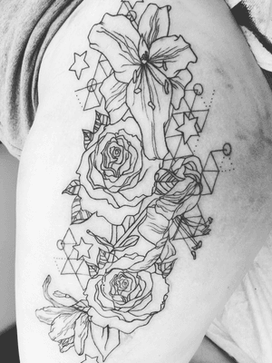 #Roses and #Lillies with some #geometric loving on the side 😊 #girlswithtattoos #girlsthatink #sammisparkles #newartist 