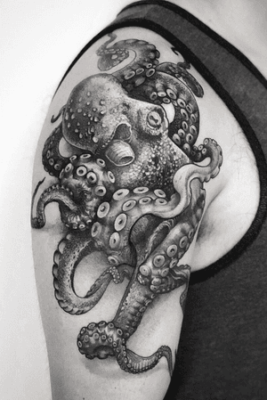 • Octopus • #tattoo #ink #taniamaia #octopus #linework #blackwork #textures #details #forasteirosink 