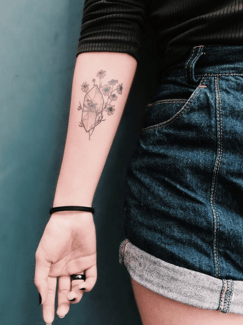 Crystal and chamomiles tattoo done by Jessica Coqueiro at Sampa Tattoo - @gabrieladagua on instagram