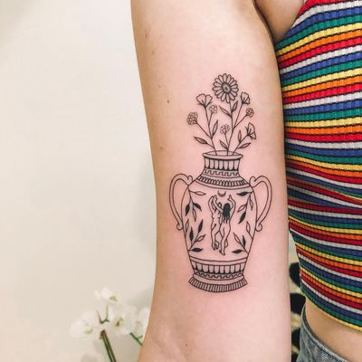 Tattoo by Tukoi #Tukoi #cutetattoos #cutetattoo #cute #illustrative #vase #linework #flower #floral #daisy #moon