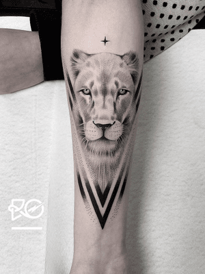 By RO. Robert Pavez • The Age of Matriarchy 🖤 Lioness • Done in studio ZOI TATTOO • Stockholm 🇸🇪 2019 #engraving #dotwork #etching #dot #linework #geometric #ro #blackwork #blackworktattoo #blackandgrey #black #tattoo #fineline