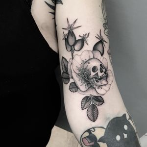 #totemica #tunguska #black #skull #flower #dogrose #botanical #tattoo #inkamatic #inkamatictattooshop #trieste #italy #blacktattooart #tattoolifemagazine #tattoodo #blackworkers