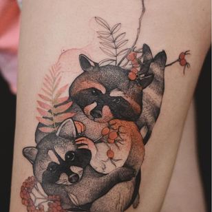 Tatuaje de Dzo Lama #DzoLama #cutetattoos #cutetattoo #cute #color #ilustrativo #mapache #animales #naturaleza #bayas