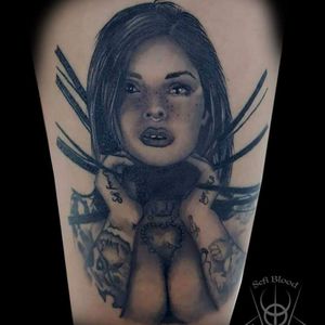 Tatuaje de realismo de la modelo suicide girl Riae